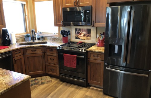Three Peaks House | House 5 bedrooms, private hot tub, near ski areas, fire pit, views, max comfort!