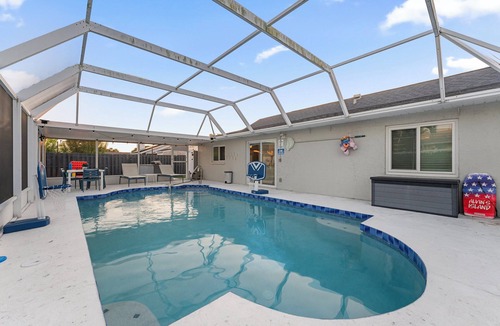 Whitfield House | Htd Pool + Backyard Games, Sleeps 12, Near Lido & Siesta