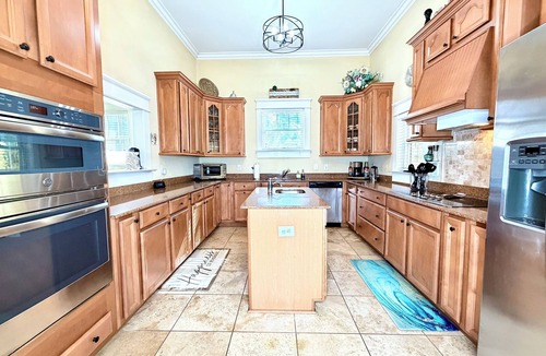 Hyde Park House | Hyde Park spacious 3-bedroom townhome with gym & sauna