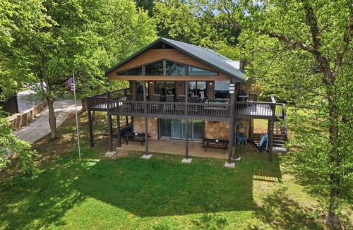 Spring City House | Iconic Waterfront Home On Watt’s Bar Lake -Sleeps 16 - PVT boat docks - Sunrise!