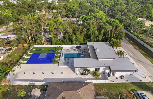 Vamo House | IMMODERATE HOME,PRIVATE CINEMA ROOM, HUGE SALT POOL, VERY OWN SPORTS COURTS