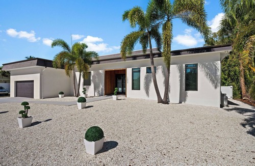 Vamo House | IMMODERATE HOME,PRIVATE CINEMA ROOM, HUGE SALT POOL, VERY OWN SPORTS COURTS
