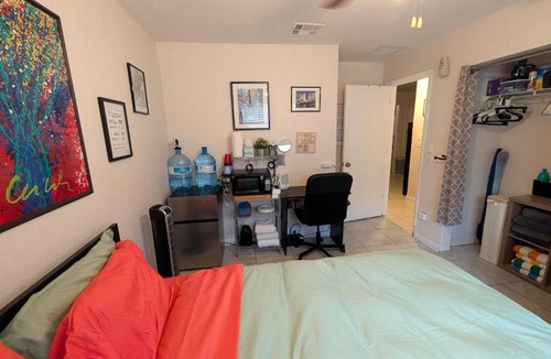 Largo House | Introverts Paradise! Central Largo and Pinellas! 15 mins to beaches!