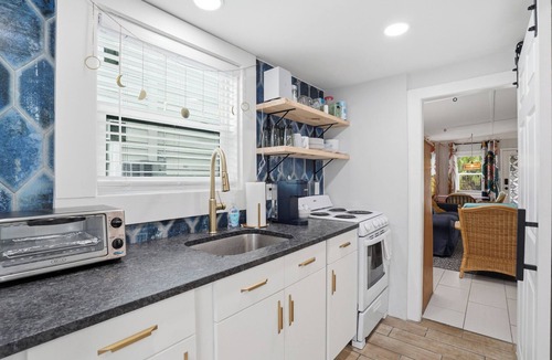 Sunset Beach Apartment | Island life, walkable, bars, restaurants, white sand, chill local vibe