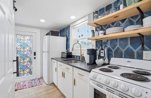Sunset Beach Apartment | Island life, walkable, bars, restaurants, white sand, chill local vibe