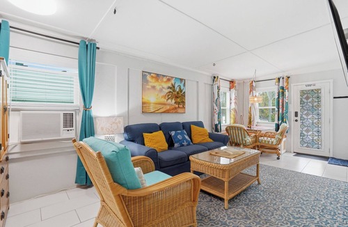 Sunset Beach Apartment | Island life, walkable, bars, restaurants, white sand, chill local vibe