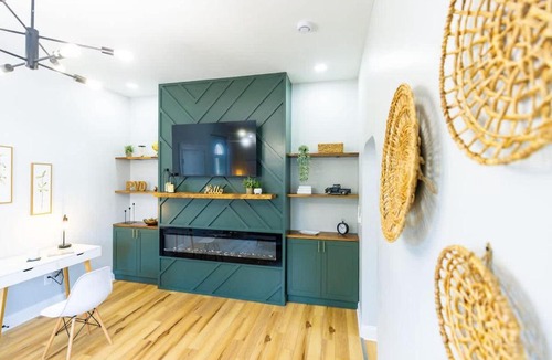 Federal Hill Apartment | Jennifer's Broadway Cozy Gem w Fireplace King Bed