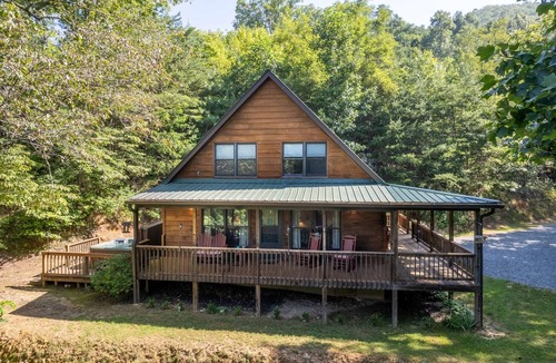 Bryson City Cabin | Jenny's Cabin-Hot Tub - WIFI - covered deck