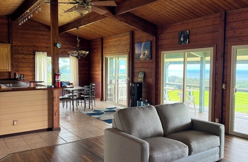 Naalehu House | Just minutes from Green Sands Beach and Volcano!