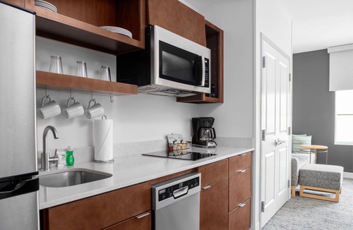 Clearwater Hotel | Just What You Were Looking For! 4 Comfortable Units, Free Breakfast, Pool
