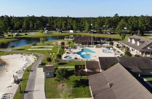 Longs House | Just What You Were Looking For! Outdoor Pool Close to Ripley's Aquarium