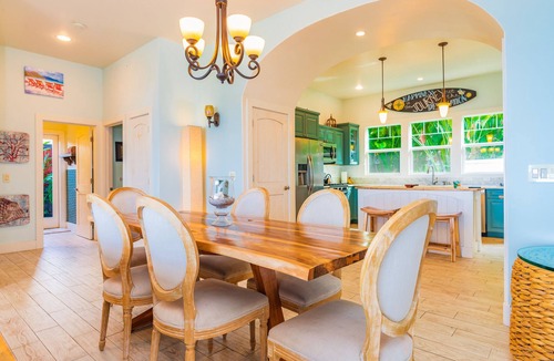 Kahaluu Bay House | Kahalu’u Surf and Snorkel Beachfront Paradise, with Hot Tub