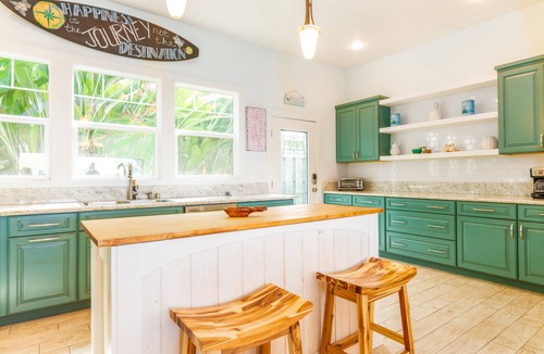 Kahaluu Bay House | Kahalu’u Surf and Snorkel Beachfront Paradise, with Hot Tub