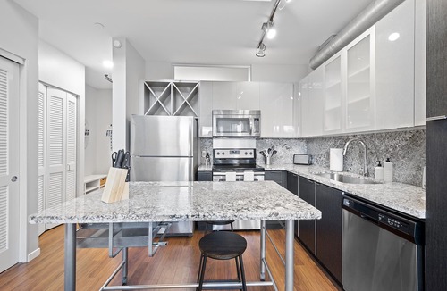 South Side Flats Apartment | Kasa | Within Walking Distance of City Theatre | Pittsburgh