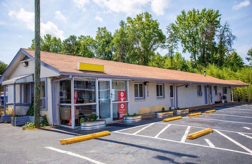 Kernersville Apartment | Kernersville NC | Queen Bed|Smk
