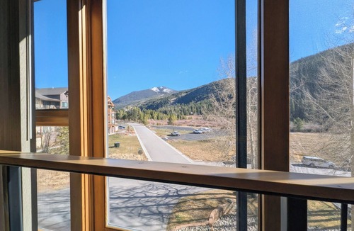 Lakeside Village Condo | Keystone Lake Stay | King Beds + Summer Fun