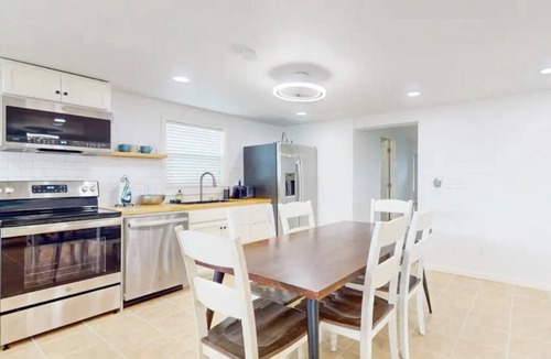 Truckland House | Kid-friendly beachy house off Sanibel&FM Beach!