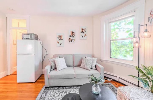 Aspinwall Hill Apartment | King Bed 3 min > Washington Sq 1 min >T