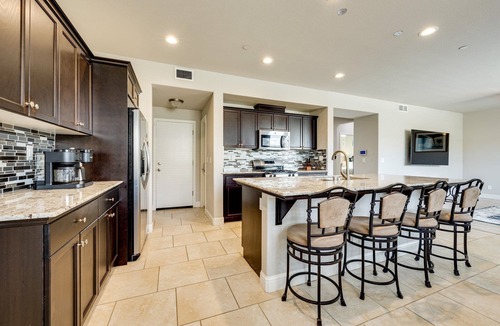 Visalia House | King Bed Keyless Entry Workspace Fast WiFi Chef's Kitchen Central Loc.