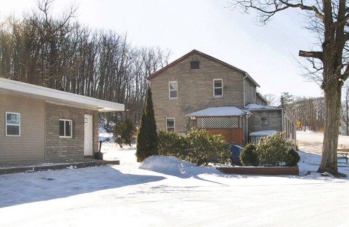 Wilkes-Barre Apartment | King Bed|Non-Smoking