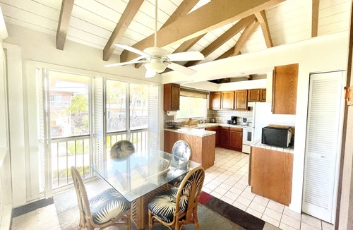 Kahaluu Bay House | King Palm, King bed Ocean views walk to Magics beach Kahalu'u Free WIFI parking