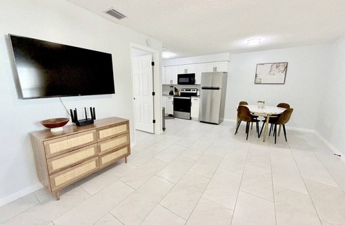 Oakford Park Condo | King Suite-Full Kitchen W/D Near Airport & DTWN