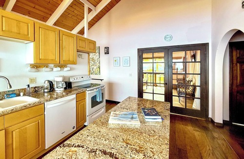 Opihihale Apartment | Kona Coast, BEST Oceanview Pool, Yoga Meditation Space, Pickle Ball Basket Ball
