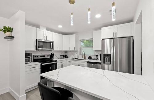 Anona House | La Villa Gris – 4BR Coastal Retreat Near Clearwater & Gulf Beaches