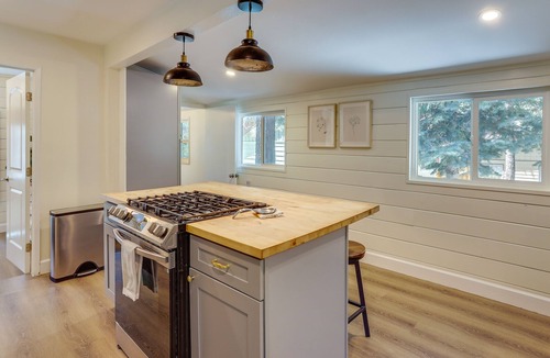 Big Bear City Cabin | Lake Life Escape! Stunning Big Bear Cabin