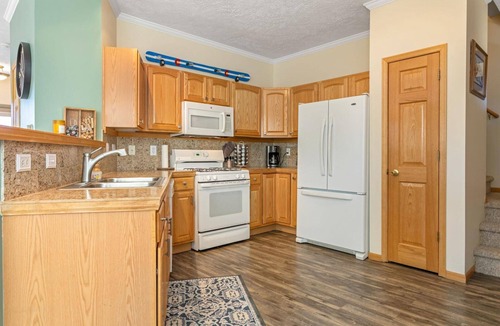 Summit Cove House | Lake & Mountain Views |2 King Beds |Private Hot Tub |Ski Locker |Heated Garage Parking