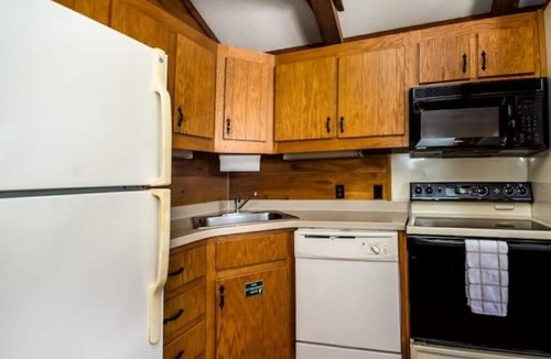 Seminole Cabin | Lakefront Cabin #409, 10mins to Beach/Dog Friendly/Prime Location/BOOK TODAY