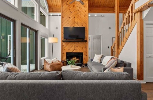 Becket House | Lakeside 5-BR Home in Idyllic Berkshires