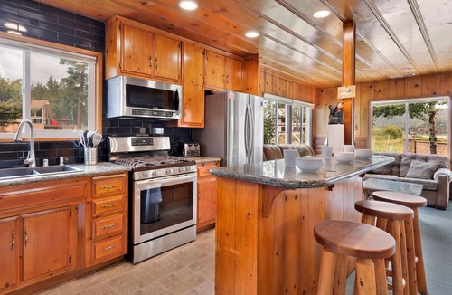 Big Bear Lake Cabin | Lakeview Getaway Village Cabin w/Hot Tub + Boat Dock