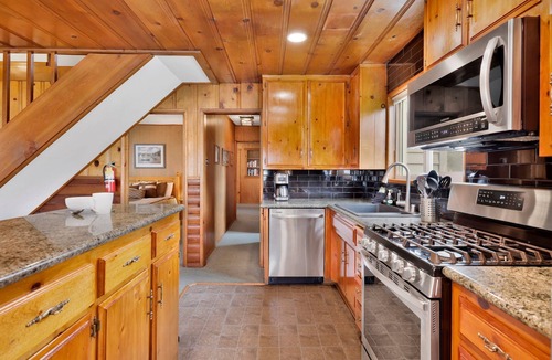 Big Bear Lake Cabin | Lakeview Getaway Village Cabin w/Hot Tub + Boat Dock
