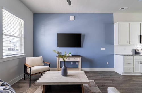 Longs Apartment | Landing | Modern 2BD, Gym