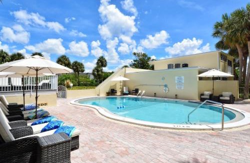 Longboat Key Apartment | LaPlaya 205D Spectacular sunsets and sunbathing from your private Gulf front lanai or sundeck