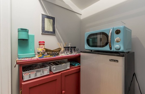 Brunswick Apartment | Large suite/private bath/private entrance on quiet street near Thomas Bay