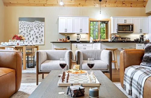Bethel House | Large Trendy Chalet, HotTub, Sleeps 14, Arcade!