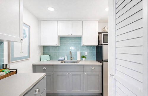 Sarasota Cottage | Lido Bungalow Walk to Beach & St. Armand's Circle
