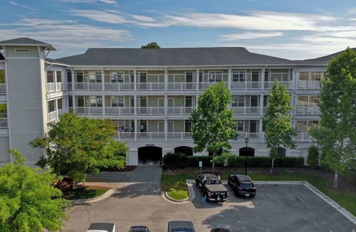 North Litchfield Beach Condo | Litchfield Beach 2 Queen Room at Seaside Inn