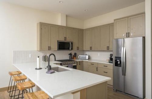 Fraser House | Lodge 212 Brand New LUXE Designer Home Hot Tub