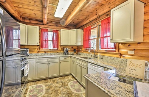 Pleasant Mount Cabin | Log Cabin and Suite · Stylish Poconos Retreat