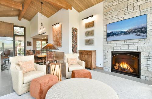 Warrior's Mark West House | Lonestar Lodge: Sweeping Mountain Views, Hot Tub Patio