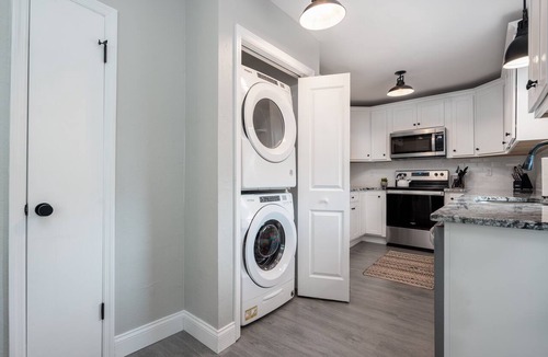 Historic Uptown Apartment | Lovely 1 bedroom rental unit 5 minutes to downtown