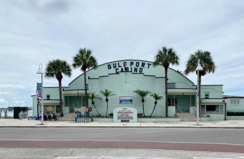 Gulfport Apartment | Lovely vacation home 1 block from beach & downtown Gulfport