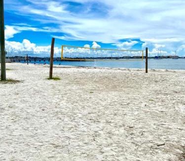 Gulfport Apartment | Lovely vacation home 1 block from beach & downtown Gulfport