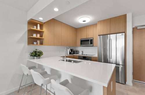 Ala Moana Condo | Lux Sky Ala Moana 39th Fl Modern Monthly Suite/Walk to the mall, Magic Island