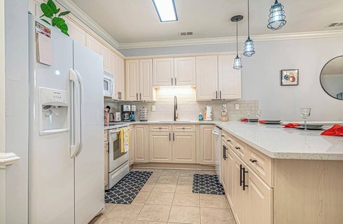 Central Myrtle Beach Apartment | Luxe Lakeview Paradise