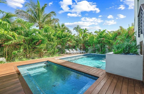 Sarasota House | Luxurious 6 Bedroom House with Rooftop Deck, Pool & Spa, Steps to Lido Beach