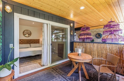 Paia Apartment | Luxurious ocean inspired studio in Paia short walk to Maui's coolest beach town